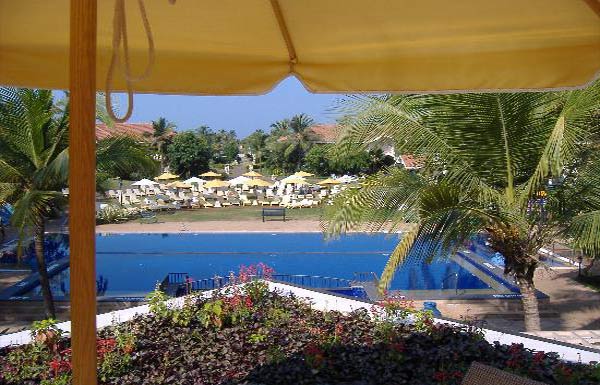 Club Mahindra Varca Beach Resort - Sunbeds Top Pool