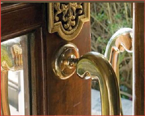 Ajit Bhawan Hotel - Carvings on the door